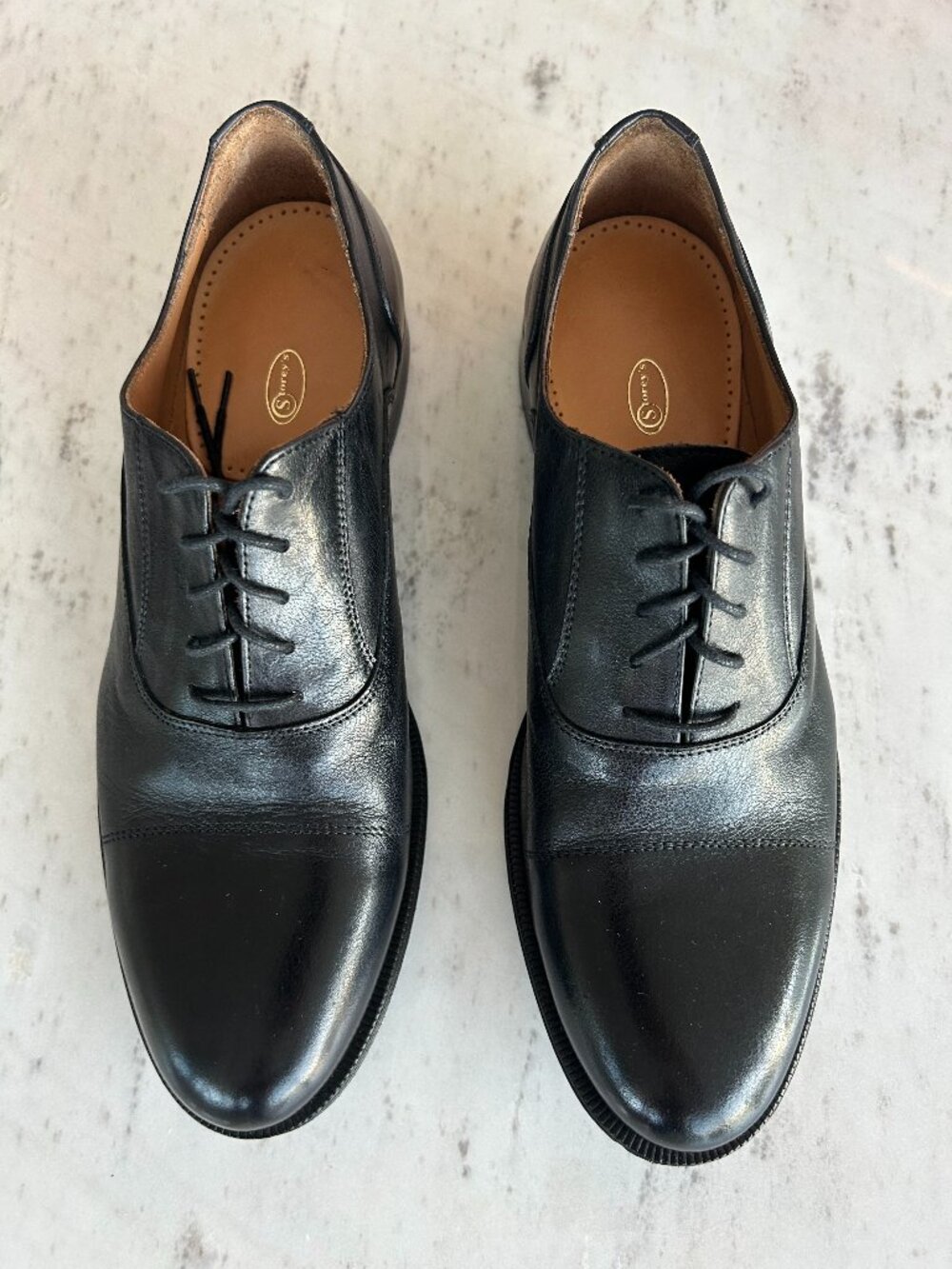Selling, very nice light weight fully leather black Italian oxfords